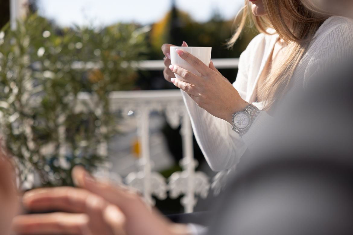 Frau hält Kaffeetasse