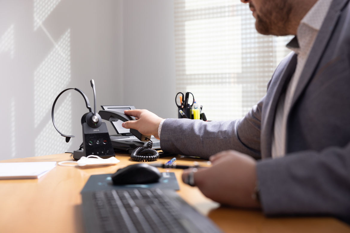 Mann im Anzug vor einer Computertastatur