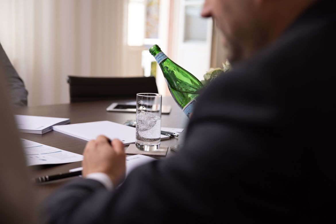 Mann im Anzug an Konferenztisch